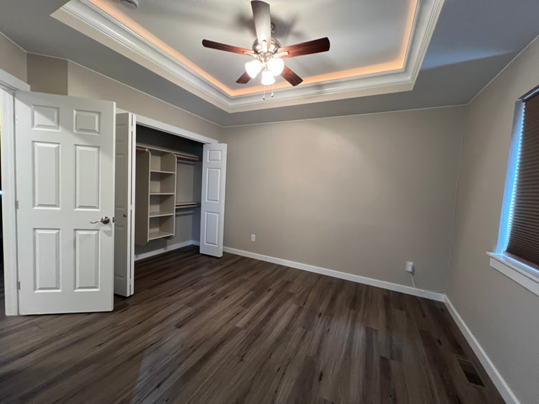 Building Photo - 1032 N Helen Ln