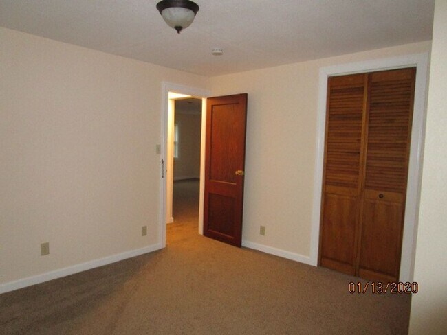 Building Photo - Deep Creek South
