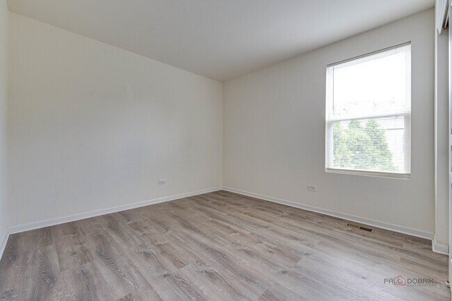 Building Photo - 347 Devoe Dr