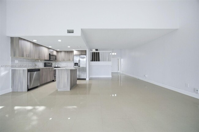 Building Photo - 10941 N Lakeview Dr