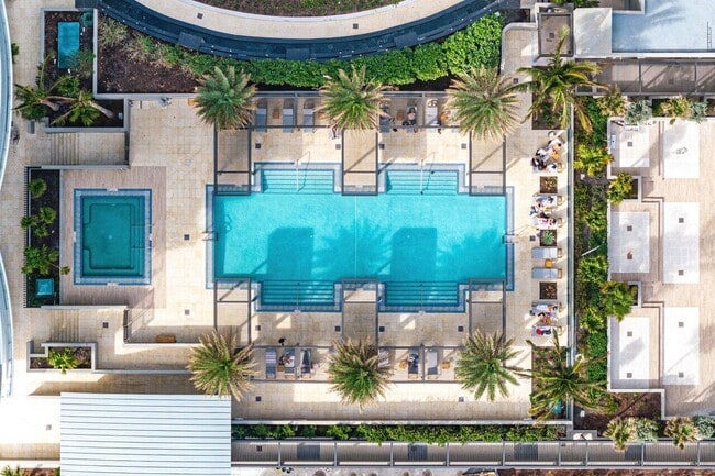 Building Photo - 3100 N Ocean Dr