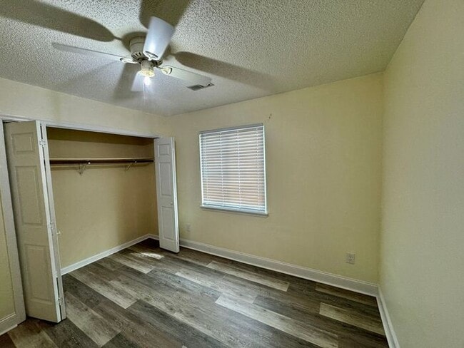 Building Photo - LARGE FENCED YARD, and lawn care INCLUDED