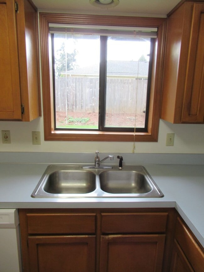 Building Photo - Large Three Bedroom in South Salem!