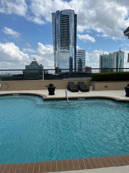 Rooftop Pool - 3334 Peachtree Rd NE