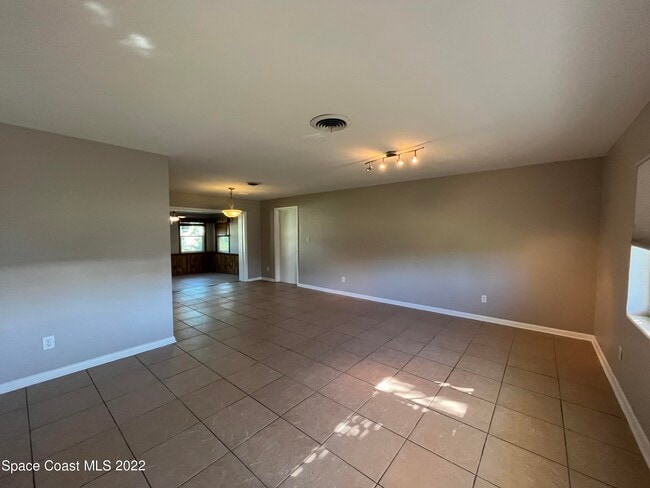 Building Photo - 619 Rosada St