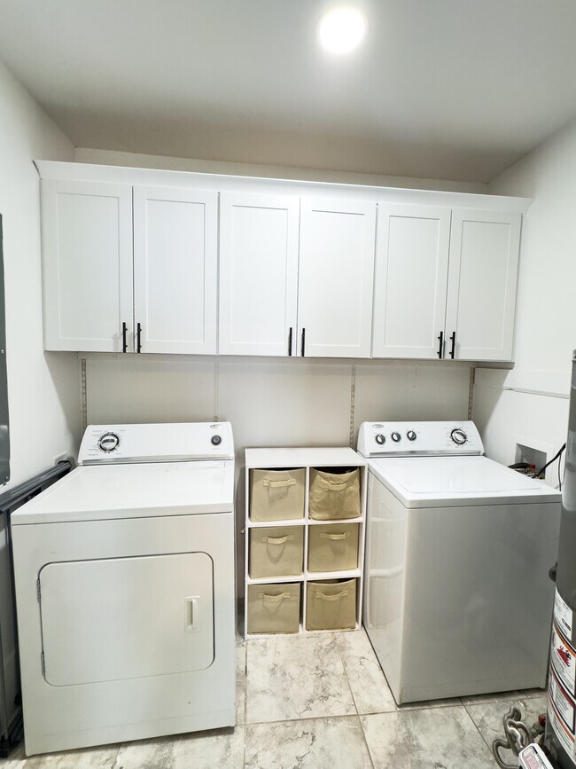 Building Photo - 5415 Larchmont Ave