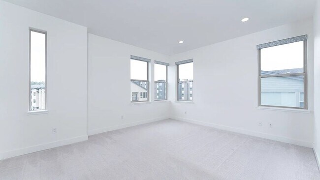 Building Photo - 6615 135th Ct SE