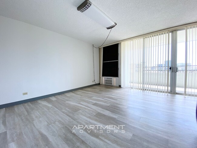 Building Photo - RENOVATED! 2 BED / 2 BATH / 1 PRK! CONVENI...
