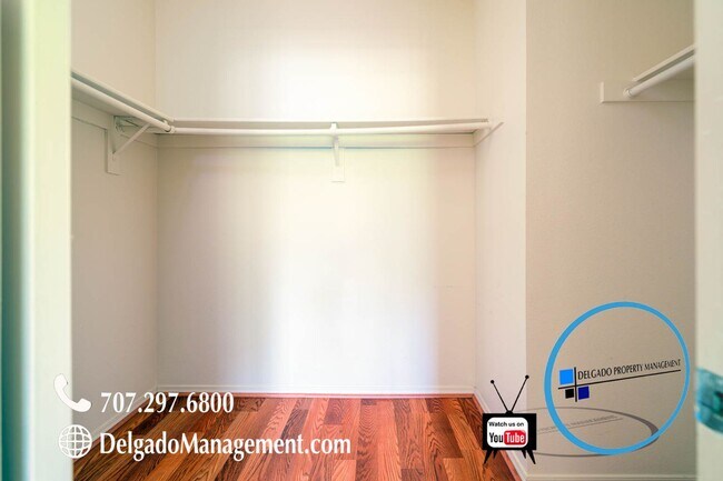 Building Photo - Glen Cove 2 bedroom condo