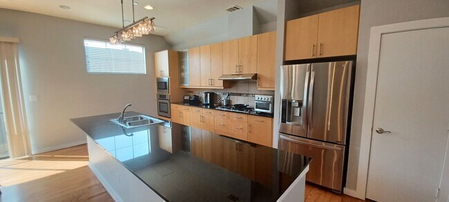 Building Photo - ONE MONTH FREE RENT!  Beautiful & Pet Frie...