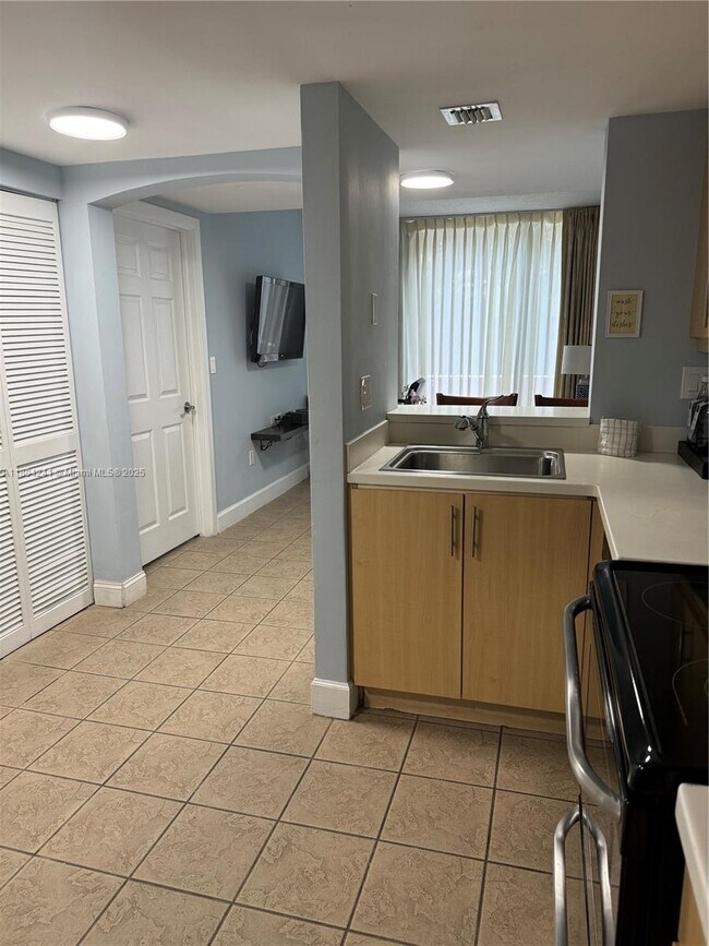 Building Photo - 2951 S Bayshore Dr