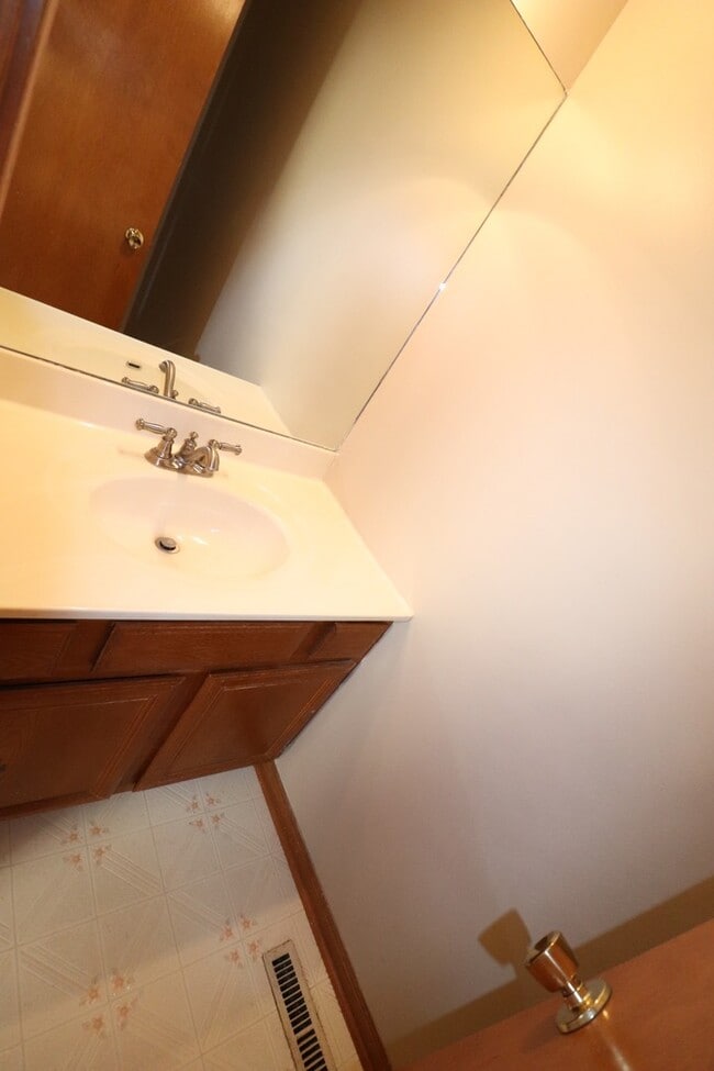 Building Photo - Spacious Townhome
