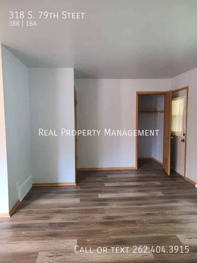 Building Photo - 318 S 79th St