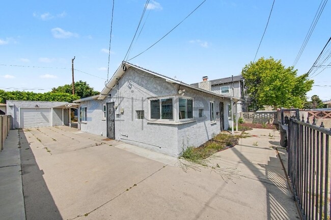 Building Photo - 445/2 E Alisal St
