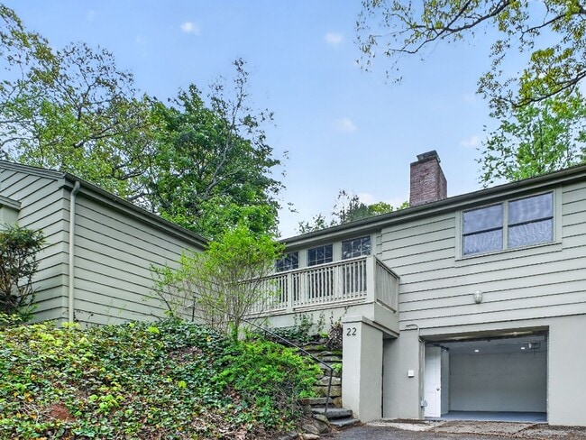 Building Photo - 3 Bed/2 Bath Home with Private Yard