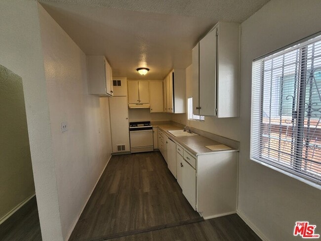 Building Photo - 534 W 47th St