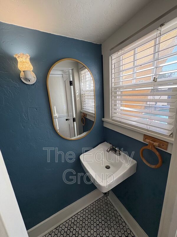 Building Photo - 209 E 11th St