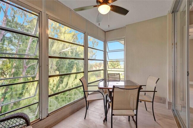 Building Photo - 3051 S Palm Aire Dr