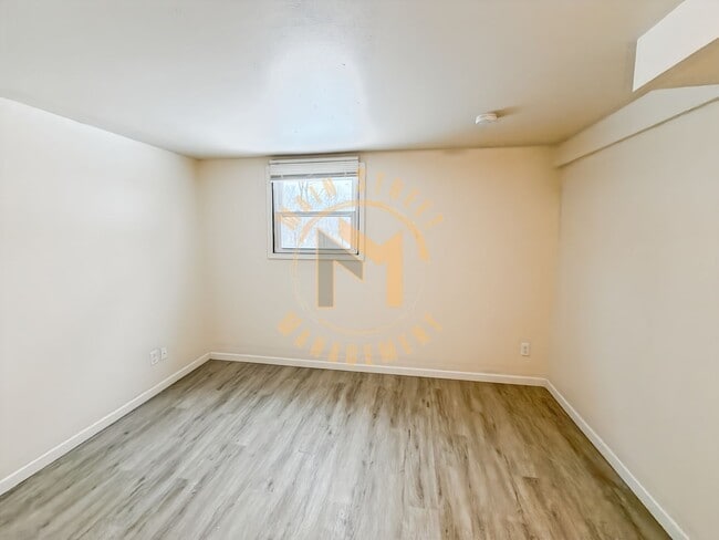 Building Photo - Central Air! 3 Bed 1 Bath Duplex