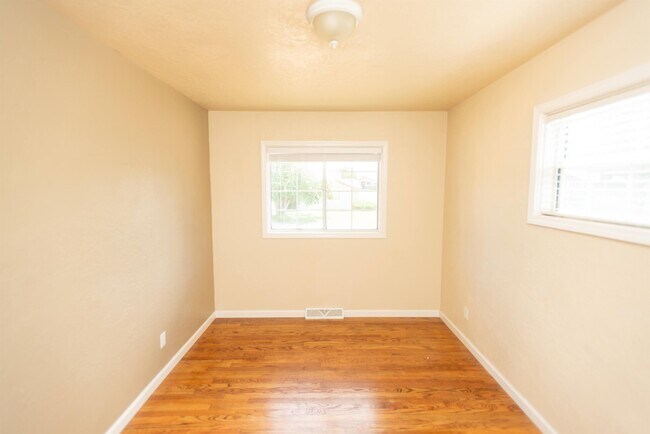 Building Photo - 307 N 3rd St