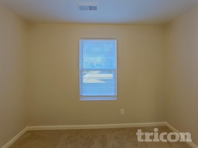 Building Photo - 5819 Hewitt Dr