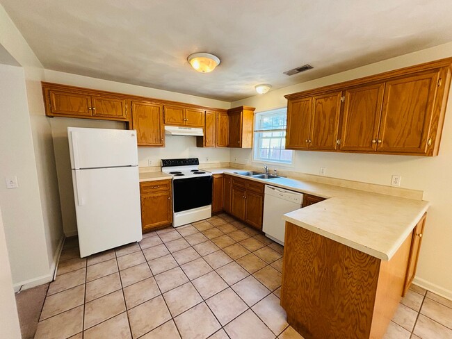 Building Photo - 3 Bedroom, 1.5 Bath Townhouse