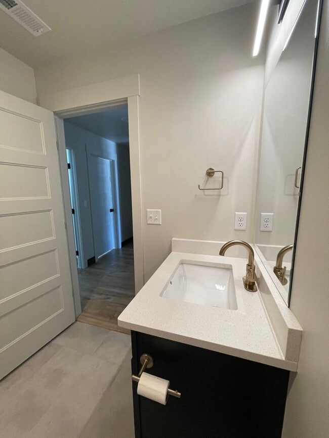 Building Photo - Whitefish townhouse for rent! 3 bed 2.5 ba...