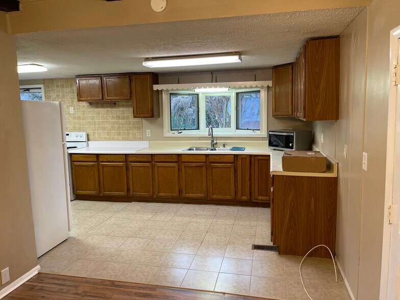 Building Photo - 103 Foothills Dr