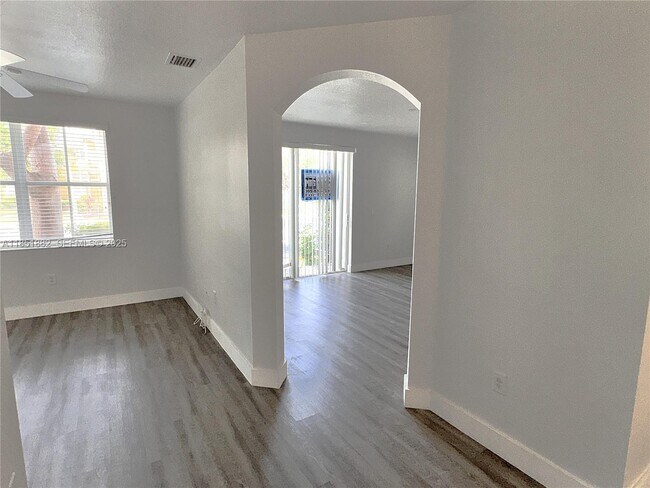 Building Photo - 2933 SE 2nd Dr