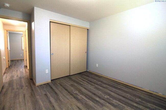 Building Photo - 3 bed, 2 bath Rambler w/ an Office in West...