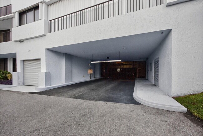 Building Photo - 1300 Jimmy Buffett Mem Hwy