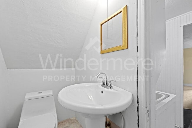 Building Photo - 1122 S Walnut St