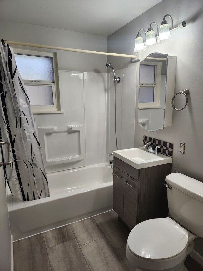 Building Photo - 2 Bedroom Duplex!!