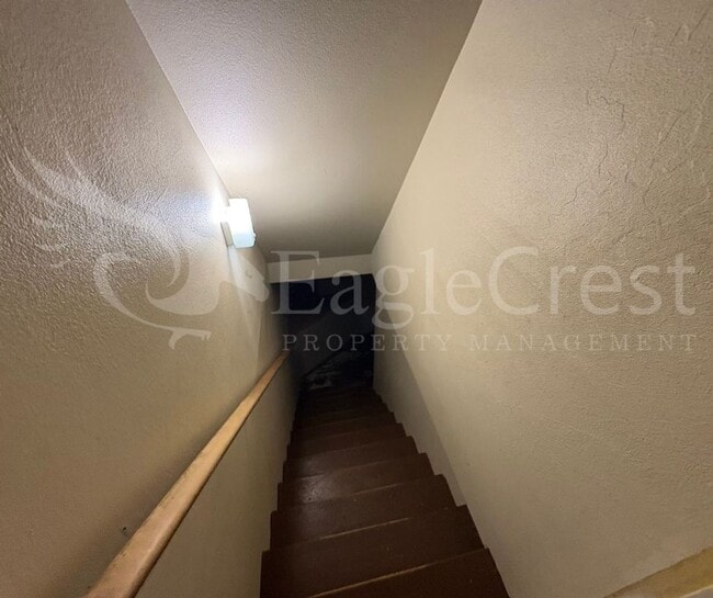 Building Photo - Large 8-Bedroom Home Across from Whitman College – Lawn Care Included