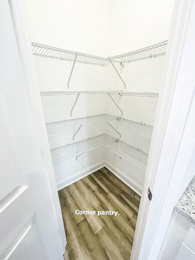 Building Photo - Pet Friendly End Unit Townhome
