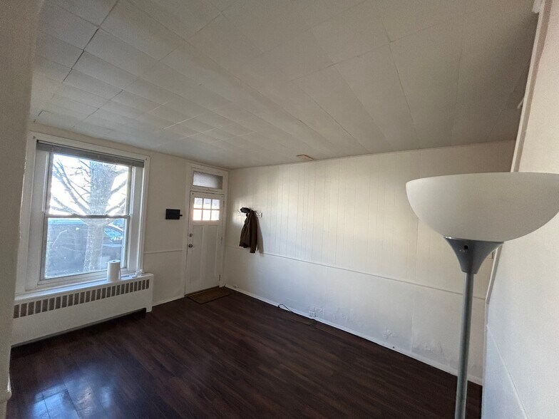 Building Photo - 245 Pensdale St