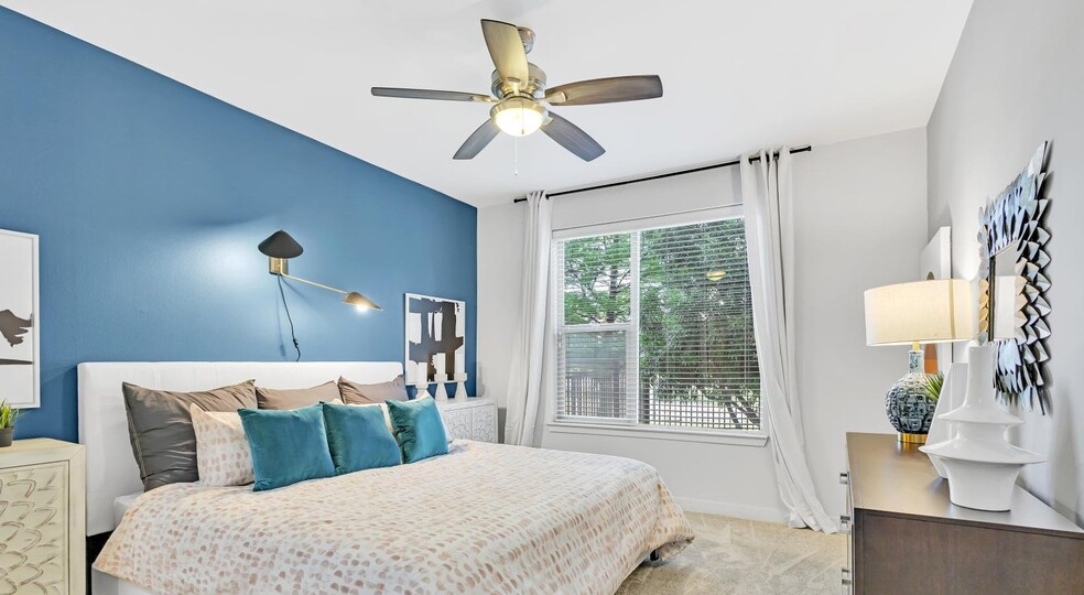 Building Photo - 2627 Live Oak St