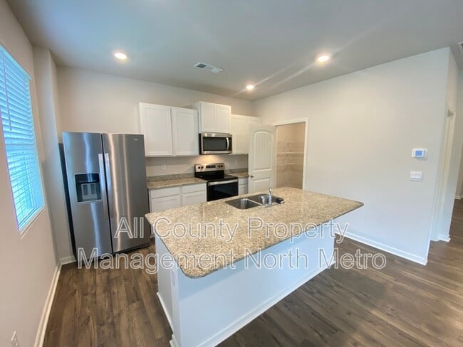 Building Photo - 102 Oaktree St
