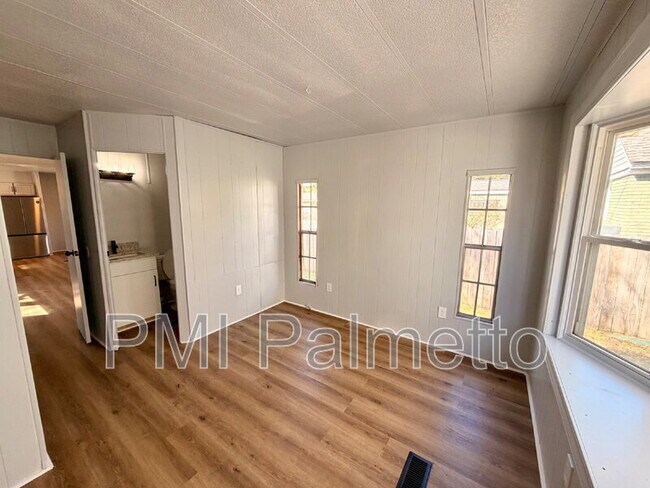 Building Photo - 3911 Persimmon St