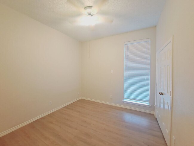 Building Photo - Beautiful 4/3/2 with Sparkling Pool!