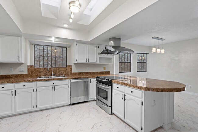 Building Photo - 8500 Mountain View Dr