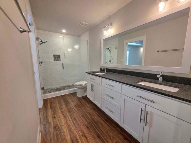 Building Photo - Beautiful Townhome in the Heart of Downtown Pensacola