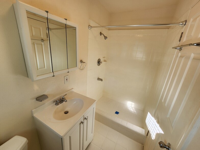 Building Photo - 5941 Whitnall Hwy