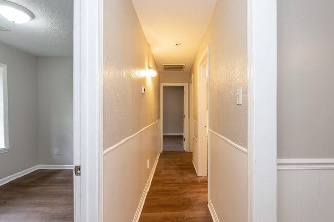 Building Photo - Three Bedroom Home!
