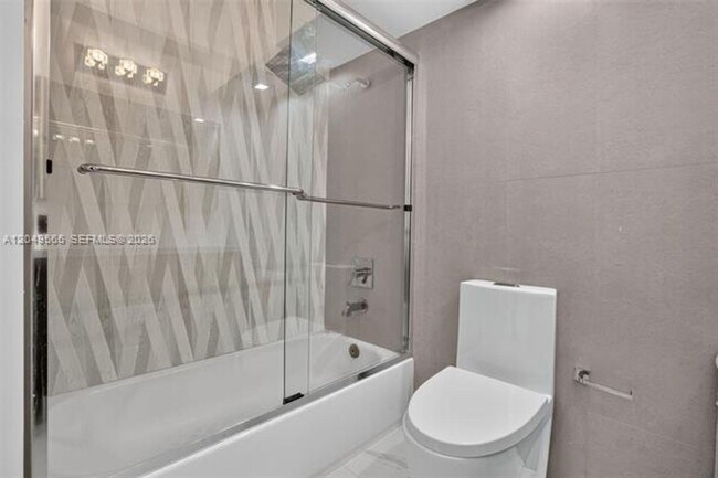 Building Photo - 6039 Collins Ave