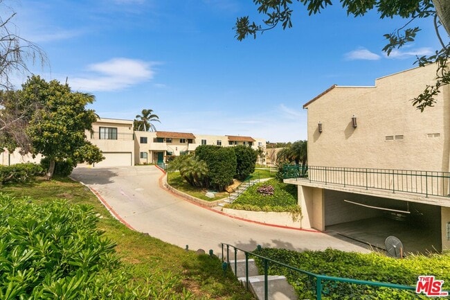 Building Photo - 6481 Kanan Dume Rd