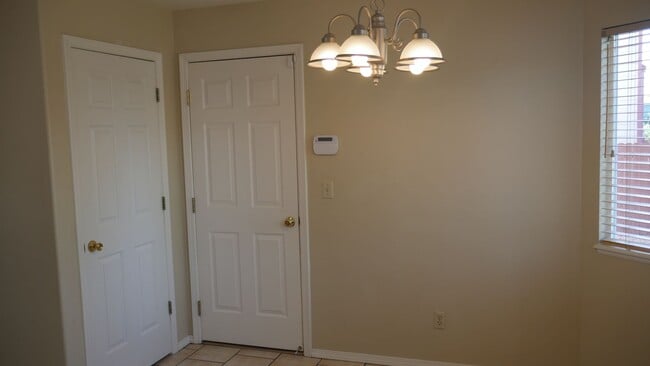 Building Photo - 4 Bed 3 Bath off Dublin/Powers w/AC- Avail...