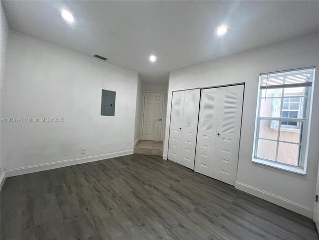 Building Photo - 465 Somerset Way