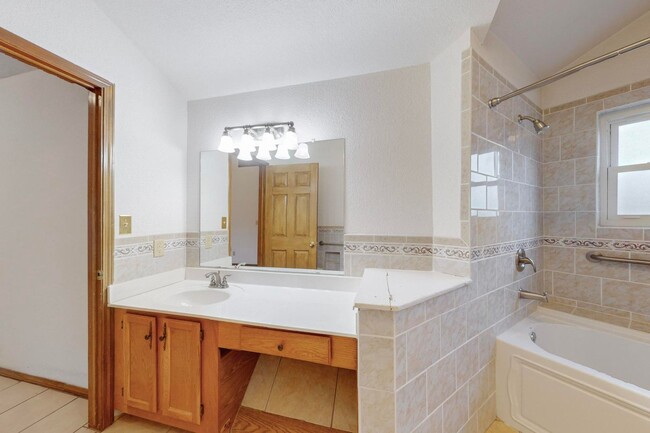 Building Photo - Charming 3 bedroom 2 bath home in Northeas...