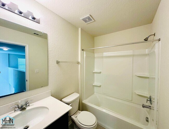 Building Photo - Beautifully maintained Two-Story 3-Bedroom...